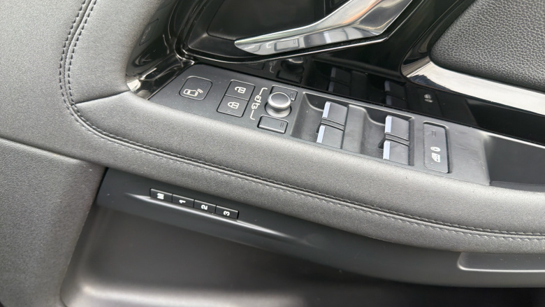 Land Rover Range Rover Evoque 1.5 P300e R-Dynamic SE 5dr Auto Hatchback